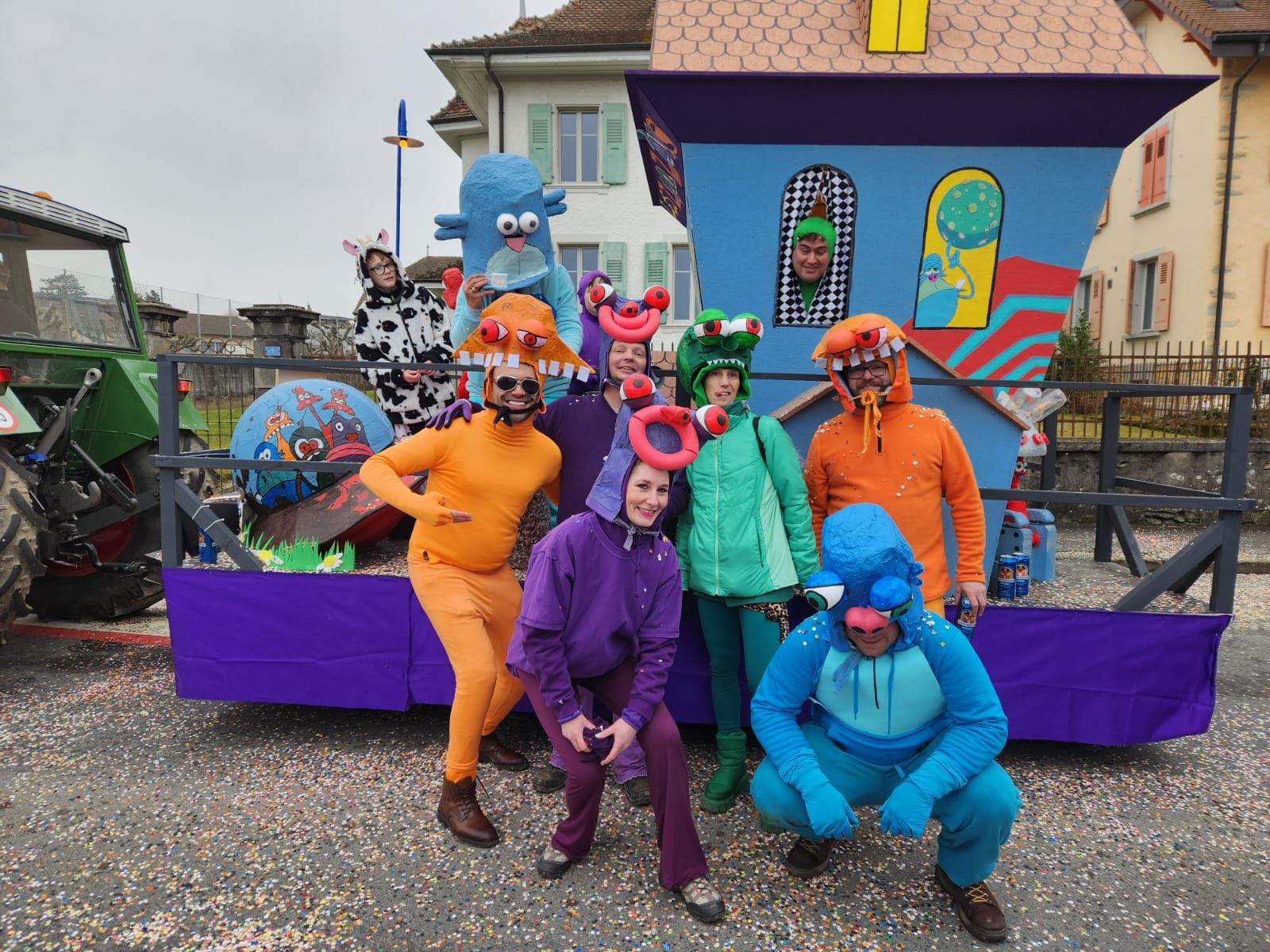 Les Semi-Croquants devant leur char des Zinzins d’Esta, carnaval d’Estavayer-le-Lac